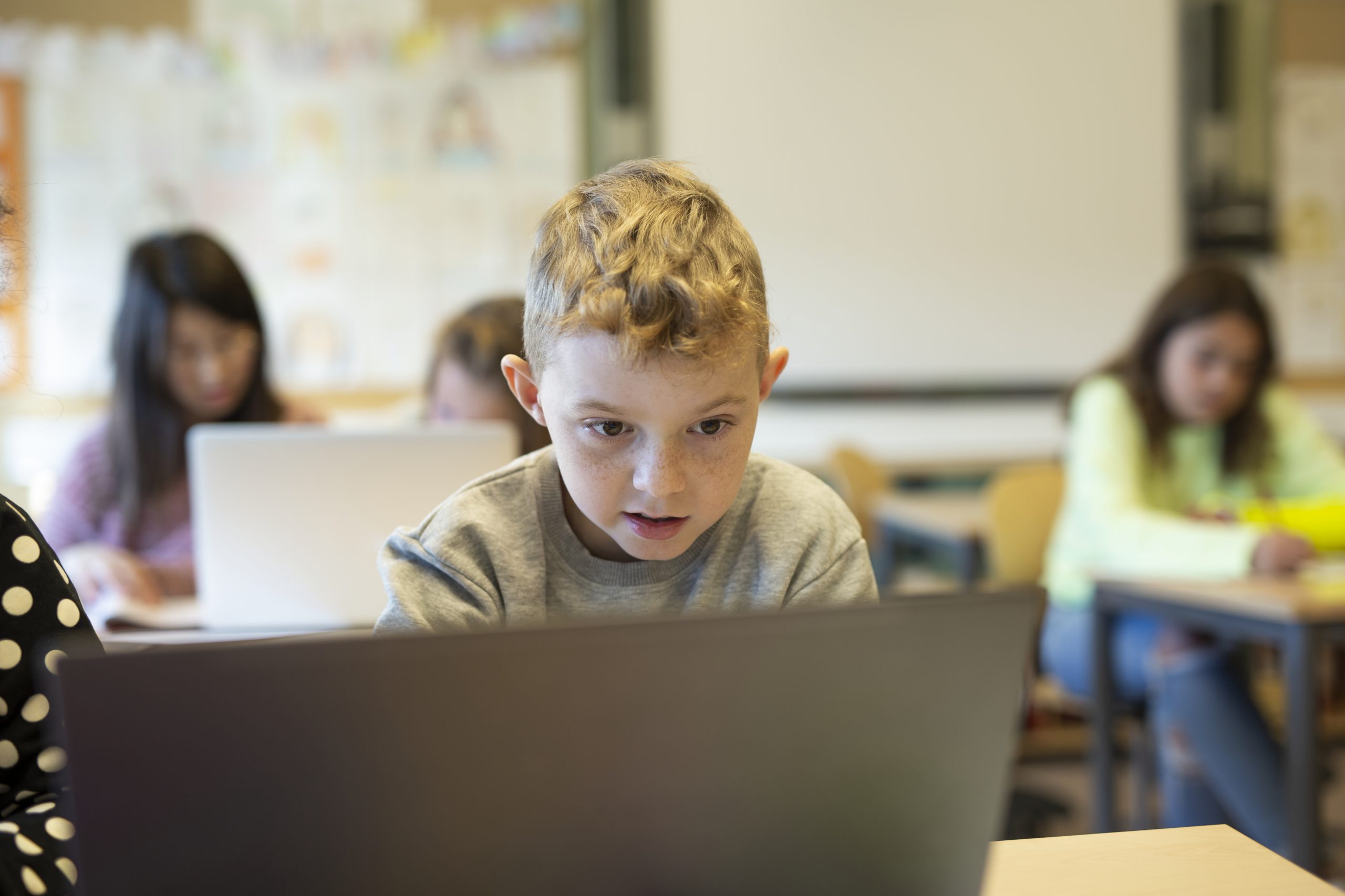 leerling met laptop, lager onderwijs