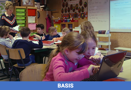 Basisschoolkinderen testen de insluitende lezer in Bingel Raket uit.