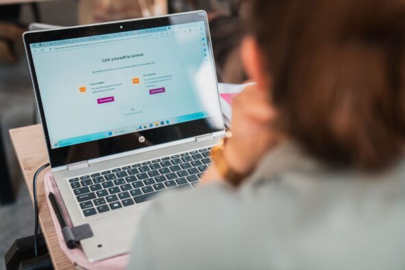 Vrouw met laptop - My VAN IN- diddit - iDiddit