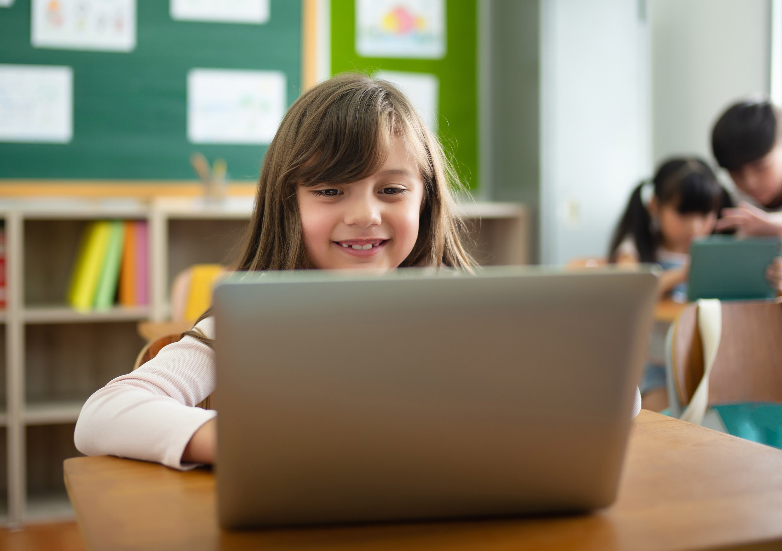 Meisje gebruikt laptop in de klas.