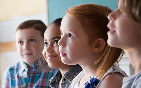 Leerlingen van het basisonderwijs oefenen leerstof op het e-learning platform Bingel