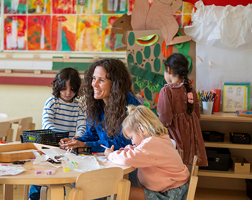Kleuterklas - kleuterleerkracht in de klas